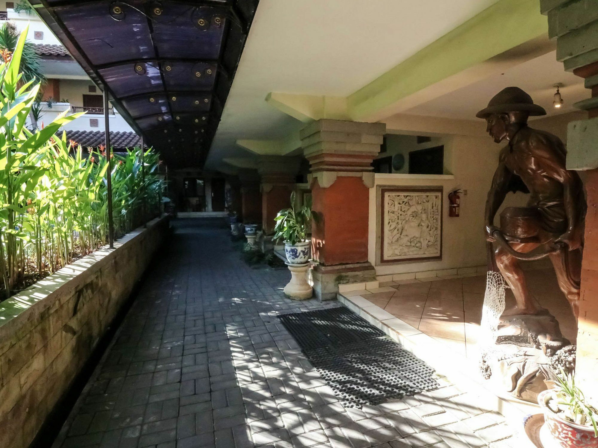 קוטה לומבוק Legian Beach Hotel מראה חיצוני תמונה
